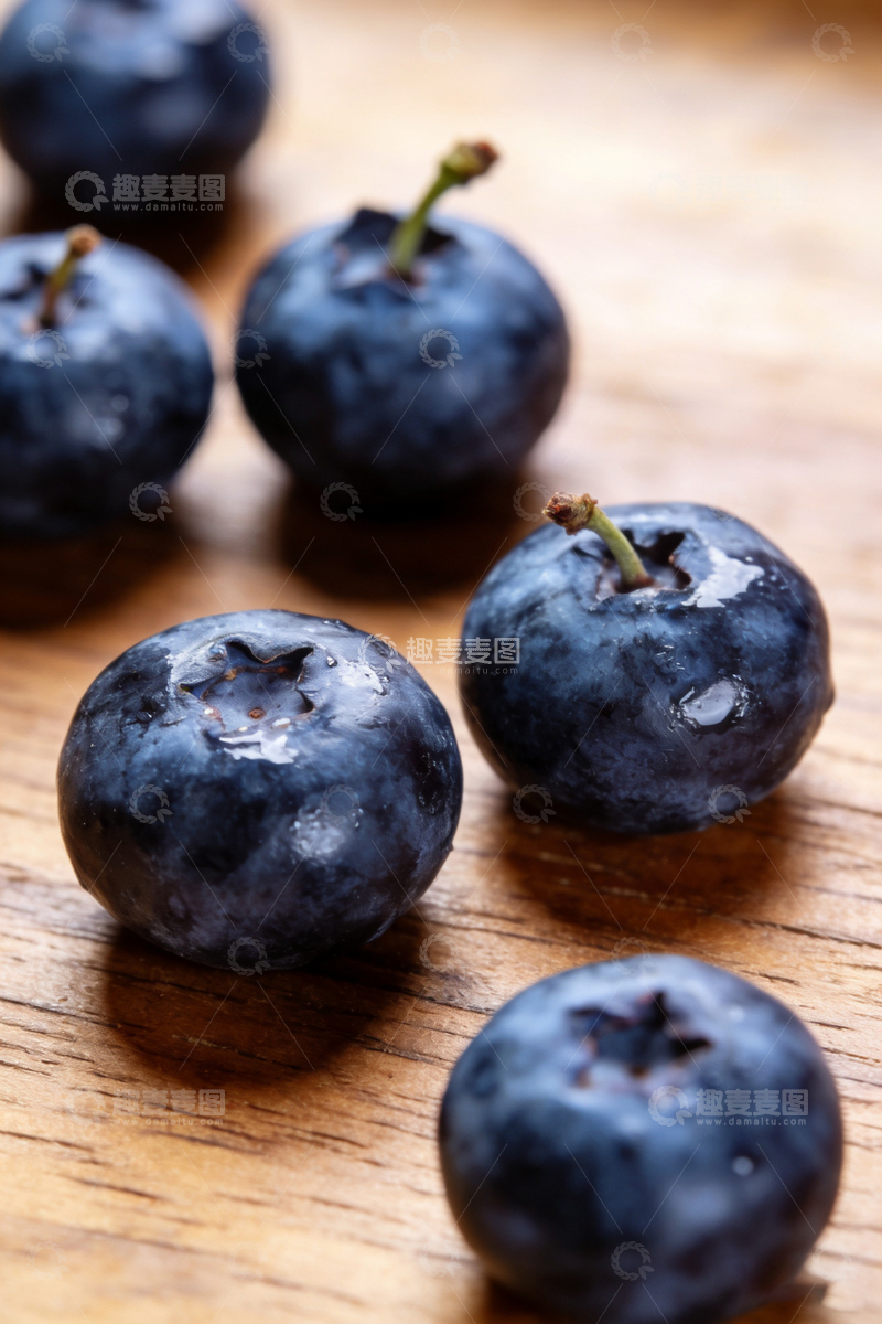 高清大图下载【趣麦麦图】木纹桌上的新鲜蓝莓