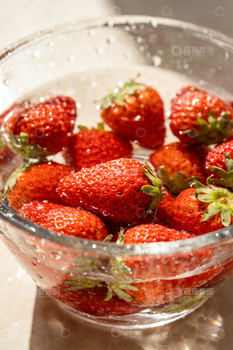 高清大图下载【趣麦麦图】新鲜草莓清洗