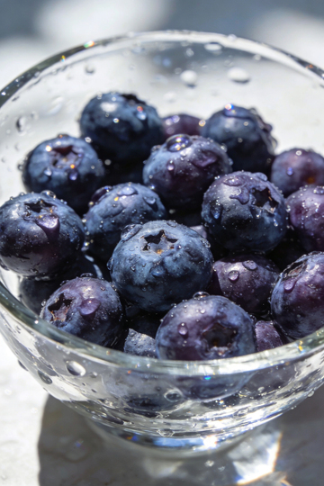 新鲜蓝莓玻璃碗特写