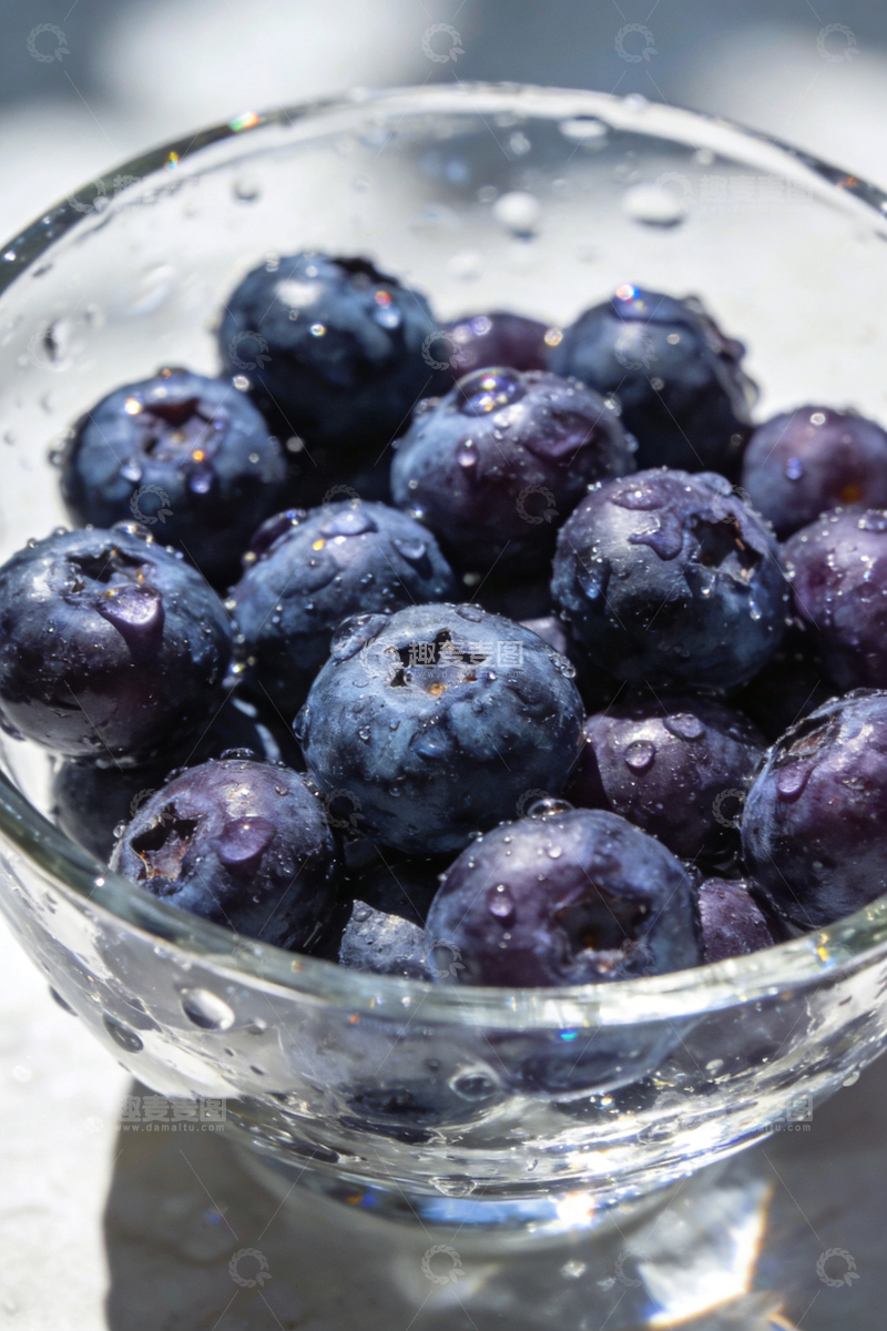 高清大图下载【趣麦麦图】新鲜蓝莓玻璃碗特写