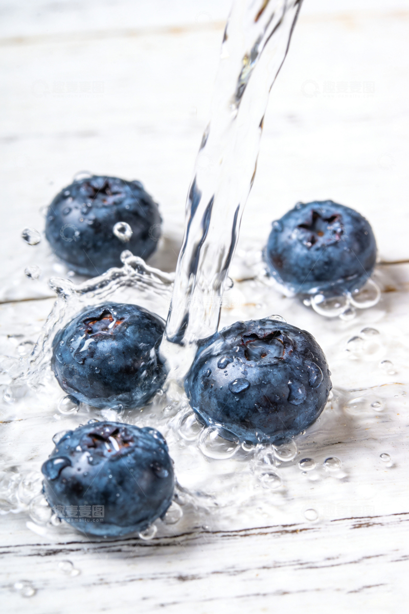 高清大图下载【趣麦麦图】清水冲洗蓝莓特写摄影
