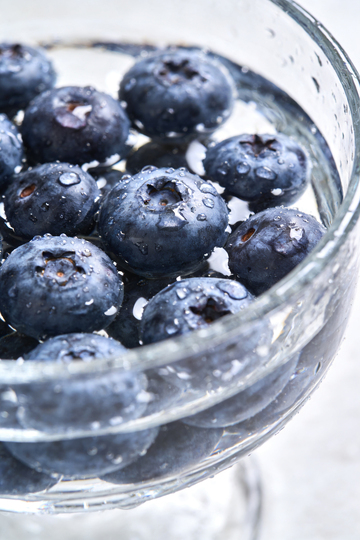 玻璃碗蓝莓美食摄影