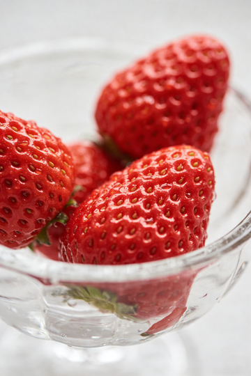 清新草莓玻璃碗摄影