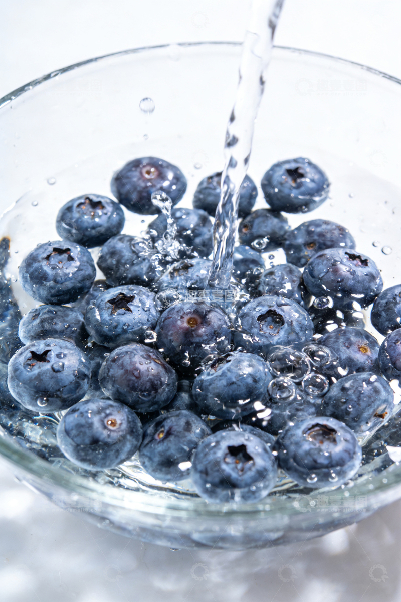 高清大图下载【趣麦麦图】蓝莓清洗场景摄影图