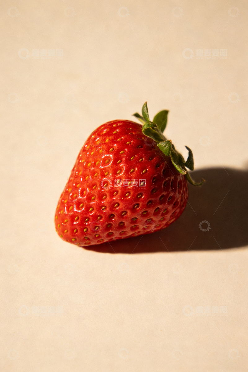高清大图下载【趣麦麦图】简约草莓摄影图片