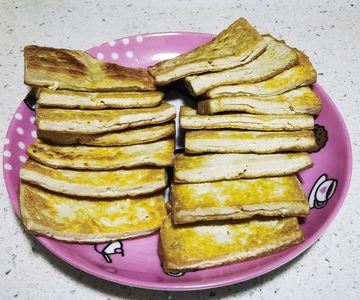 粉色餐盘煎三明治