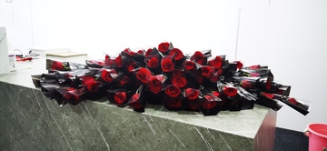 红玫瑰花束柜台展示
