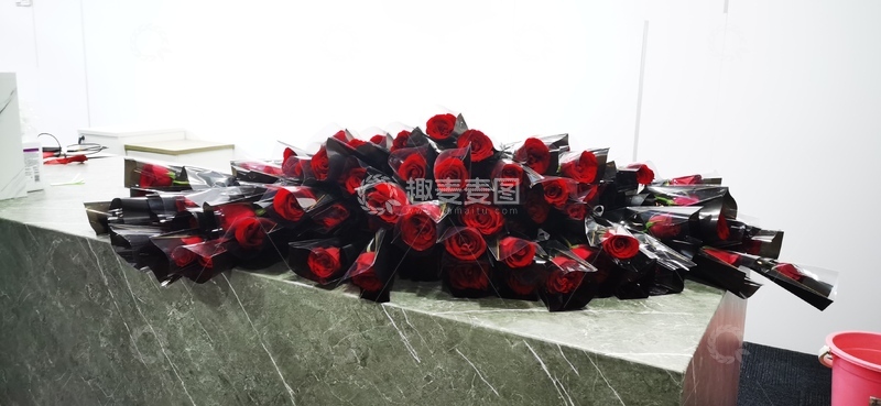 高清大图下载【趣麦麦图】红玫瑰花束柜台展示