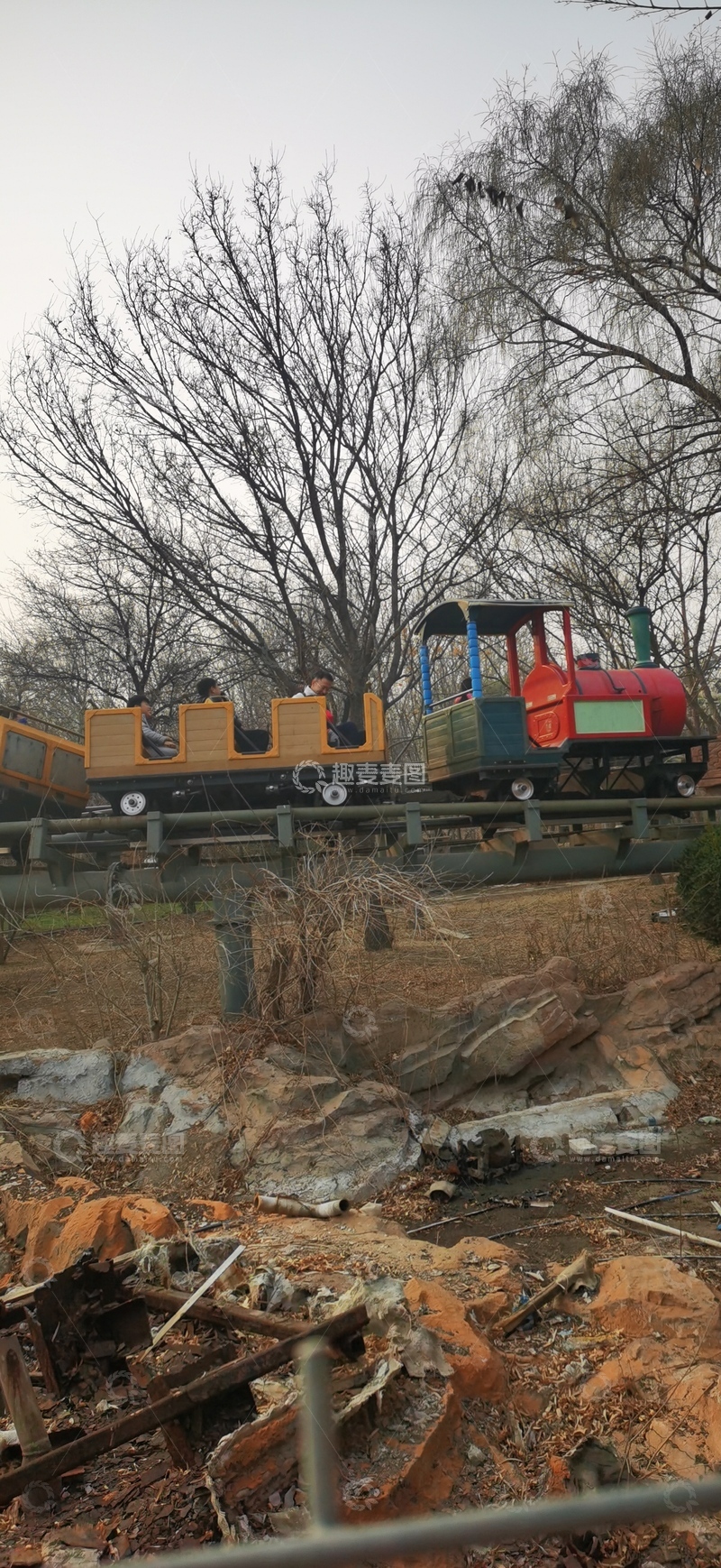高清大图下载【趣麦麦图】废弃游乐园儿童小火车