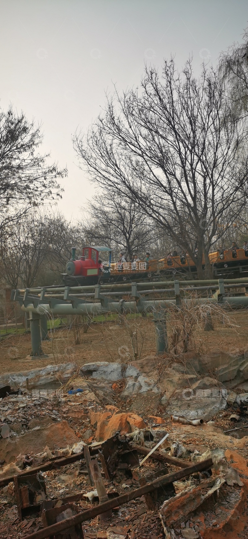 高清大图下载【趣麦麦图】废弃工地机车景象
