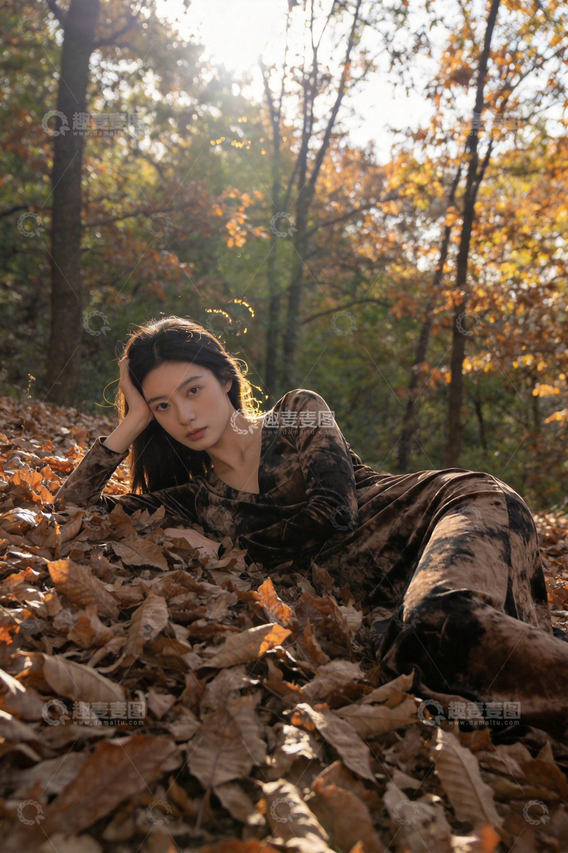 高清大图下载【趣麦麦图】秋日森林女子写真