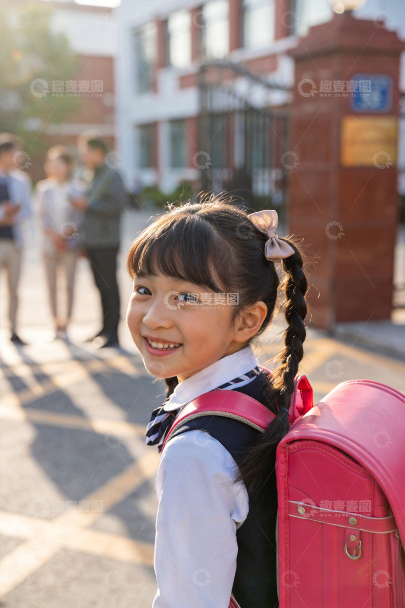 高清大图下载【趣麦麦图】校园生活小女孩笑容摄影照片