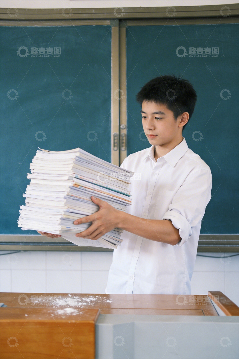 高清大图下载【趣麦麦图】教室学习场景学生抱书