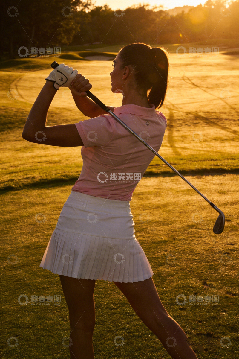 高清大图下载【趣麦麦图】夕阳高尔夫挥杆女运动摄影