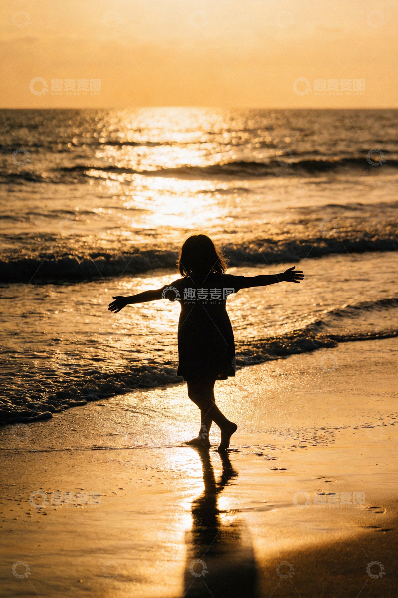 高清大图下载【趣麦麦图】剪影日落海滩儿童玩耍
