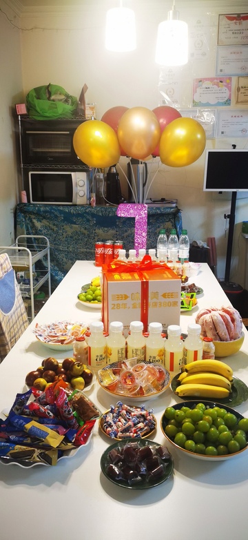 温馨生日派对桌面布置