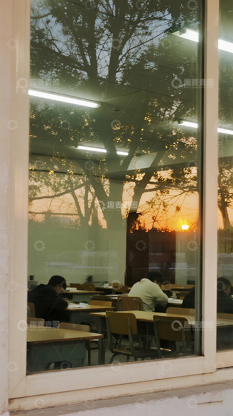 高清大图下载【趣麦麦图】窗内学习黄昏景