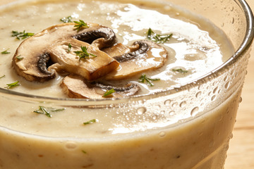 玻璃杯装浓汤美食摄影