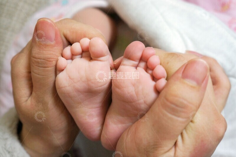 高清大图下载【趣麦麦图】温馨亲子时光小脚丫特写