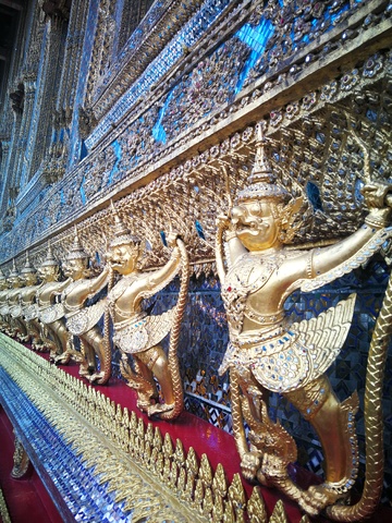 泰国寺庙金色雕塑装饰