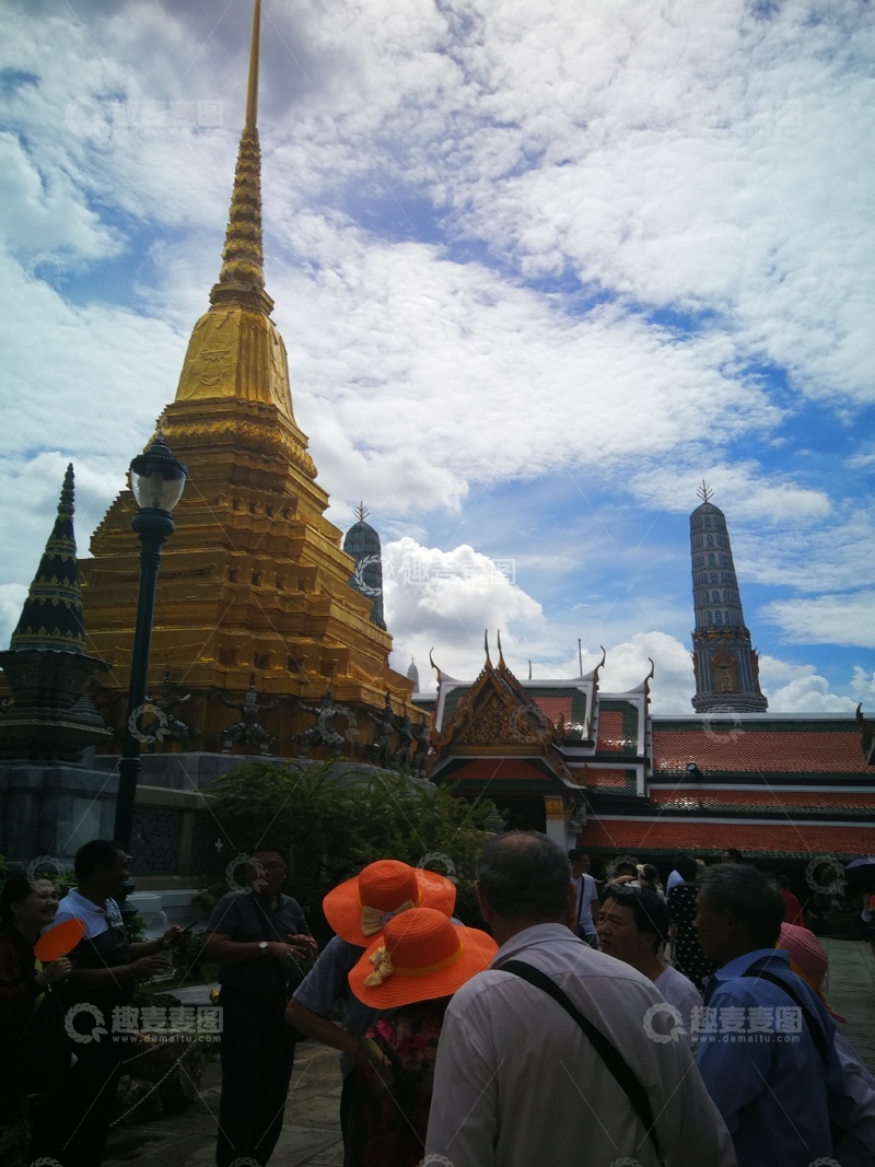 高清大图下载【趣麦麦图】金色佛塔游客参观