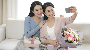 温馨母女自拍生活照母亲节亲情互动送礼