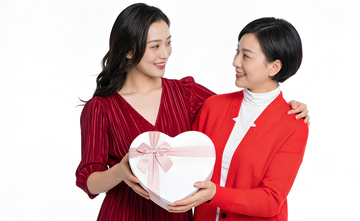 母亲节母女情深温馨送礼互动场景