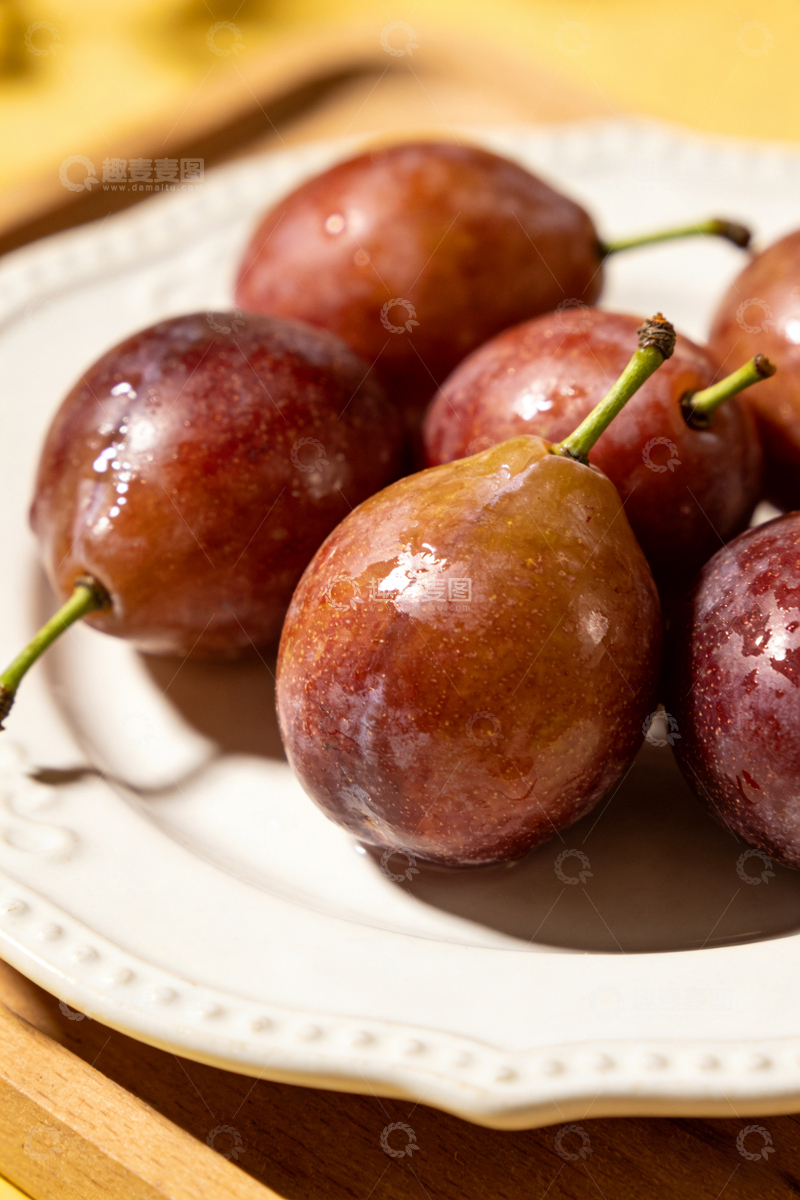 高清大图下载【趣麦麦图】新鲜西梅特写摄影图