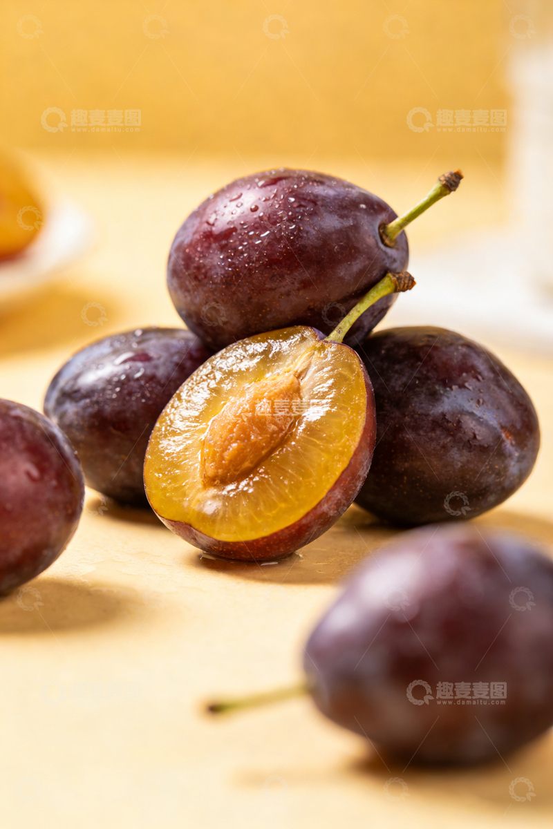 高清大图下载【趣麦麦图】新鲜西梅特写摄影图片1