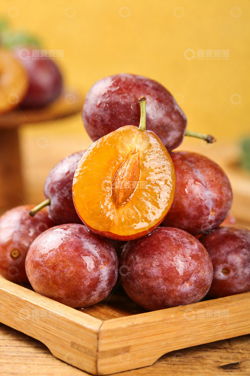 高清大图下载【趣麦麦图】新鲜西梅堆叠展示摄影