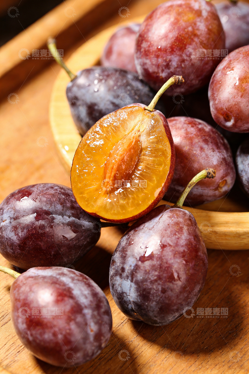 高清大图下载【趣麦麦图】新鲜西梅特写摄影图片