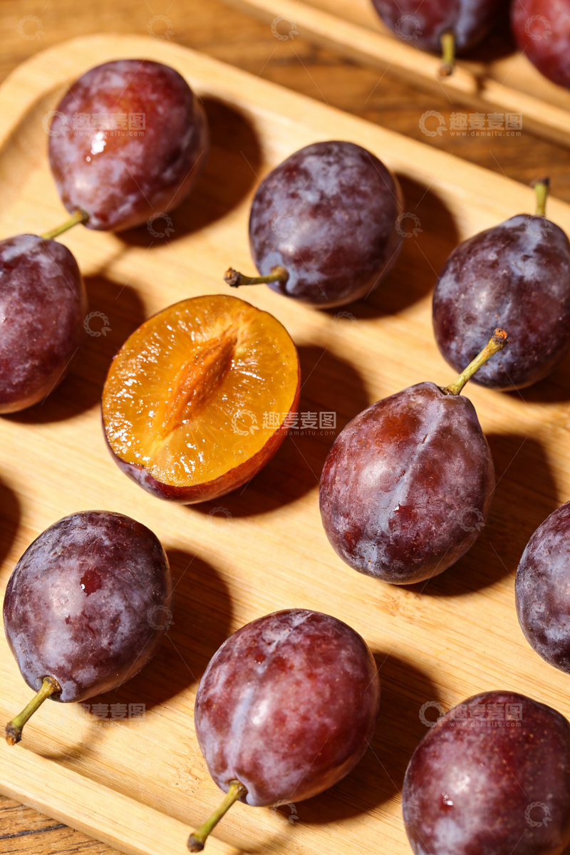 高清大图下载【趣麦麦图】木质托盘西梅展示