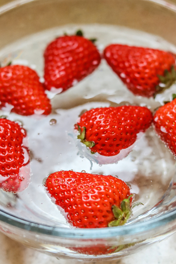 草莓牛奶玻璃器皿美食摄影