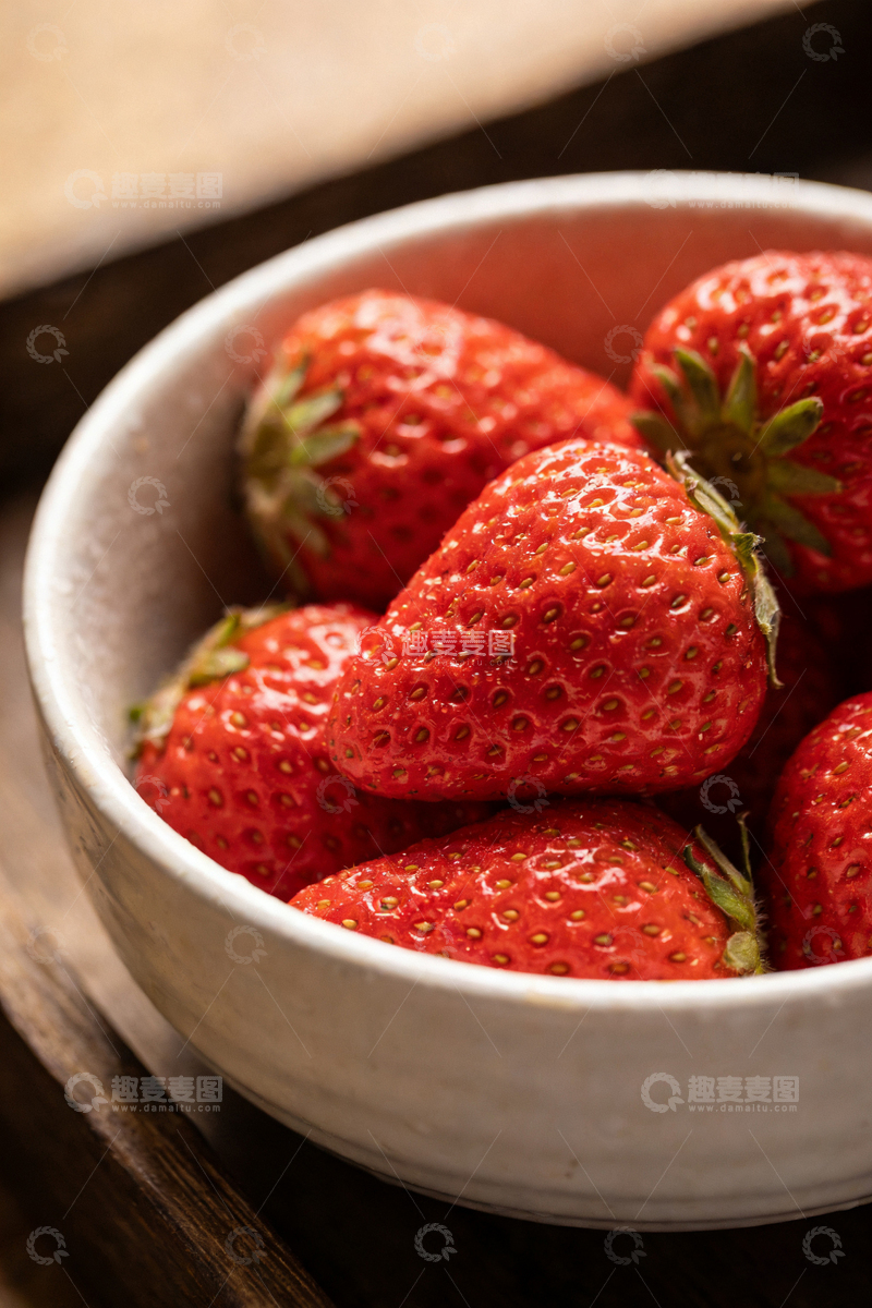 高清大图下载【趣麦麦图】瓷碗草莓特写摄影