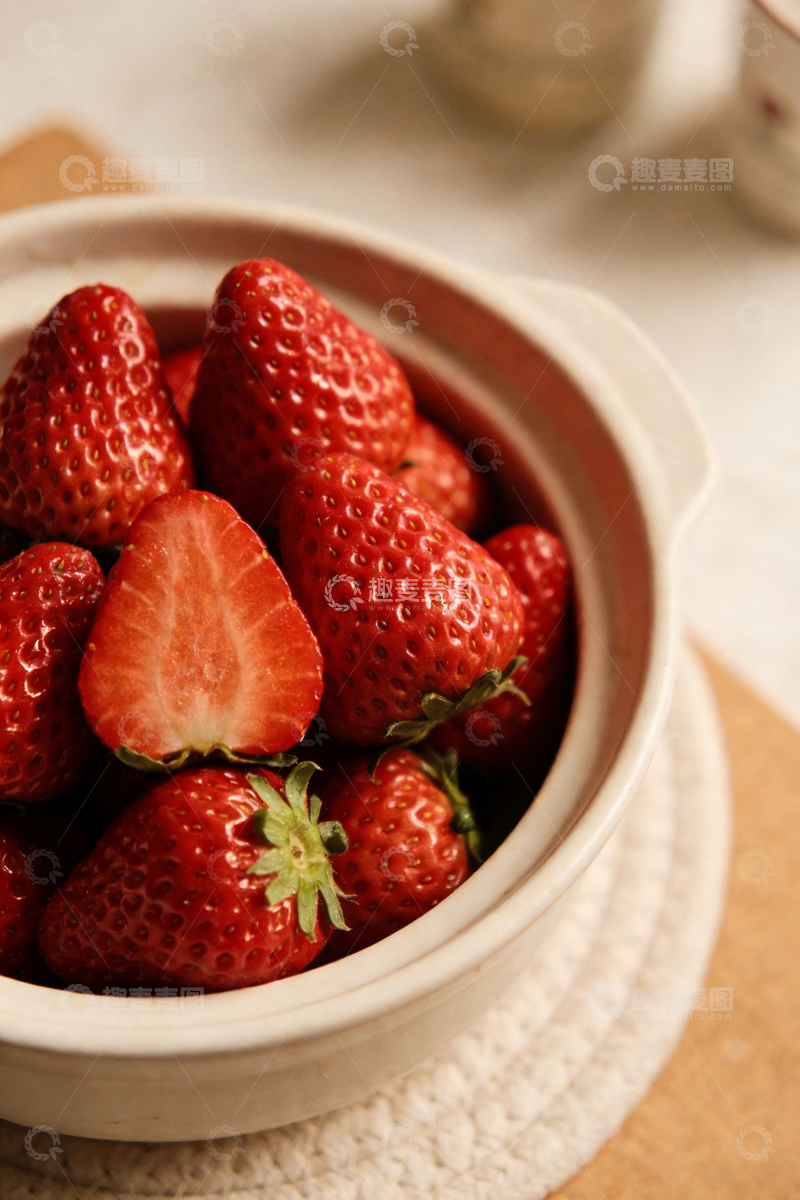 高清大图下载【趣麦麦图】新鲜草莓盛放陶瓷碗美食摄影