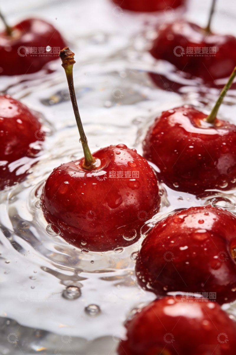 高清大图下载【趣麦麦图】樱桃入水瞬间摄影3