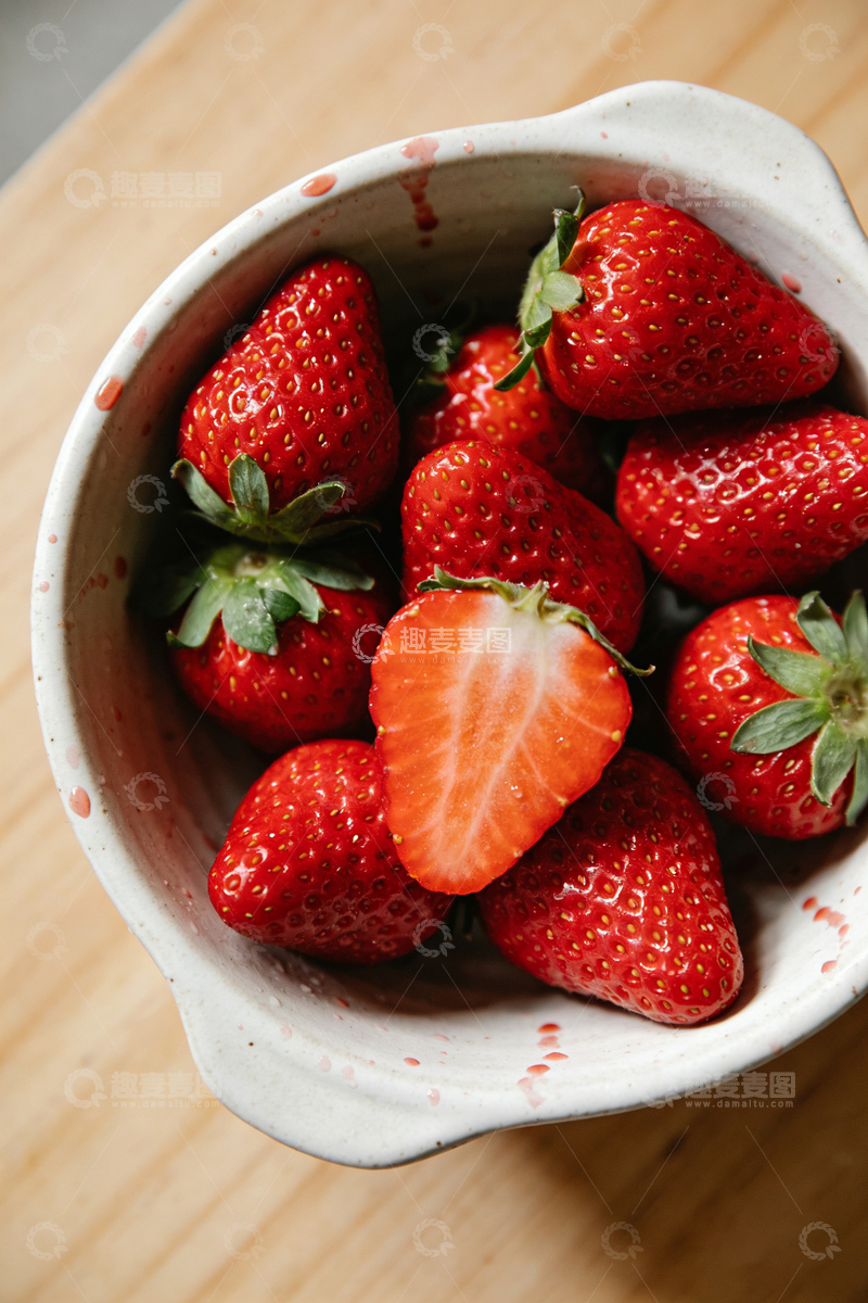 高清大图下载【趣麦麦图】新鲜草莓陶瓷碗特写