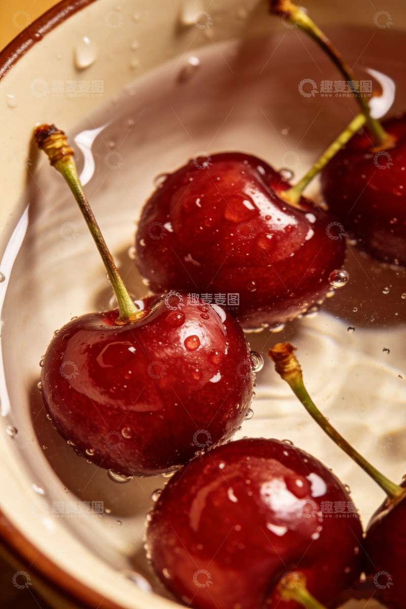 高清大图下载【趣麦麦图】新鲜樱桃水珠装盘摄影