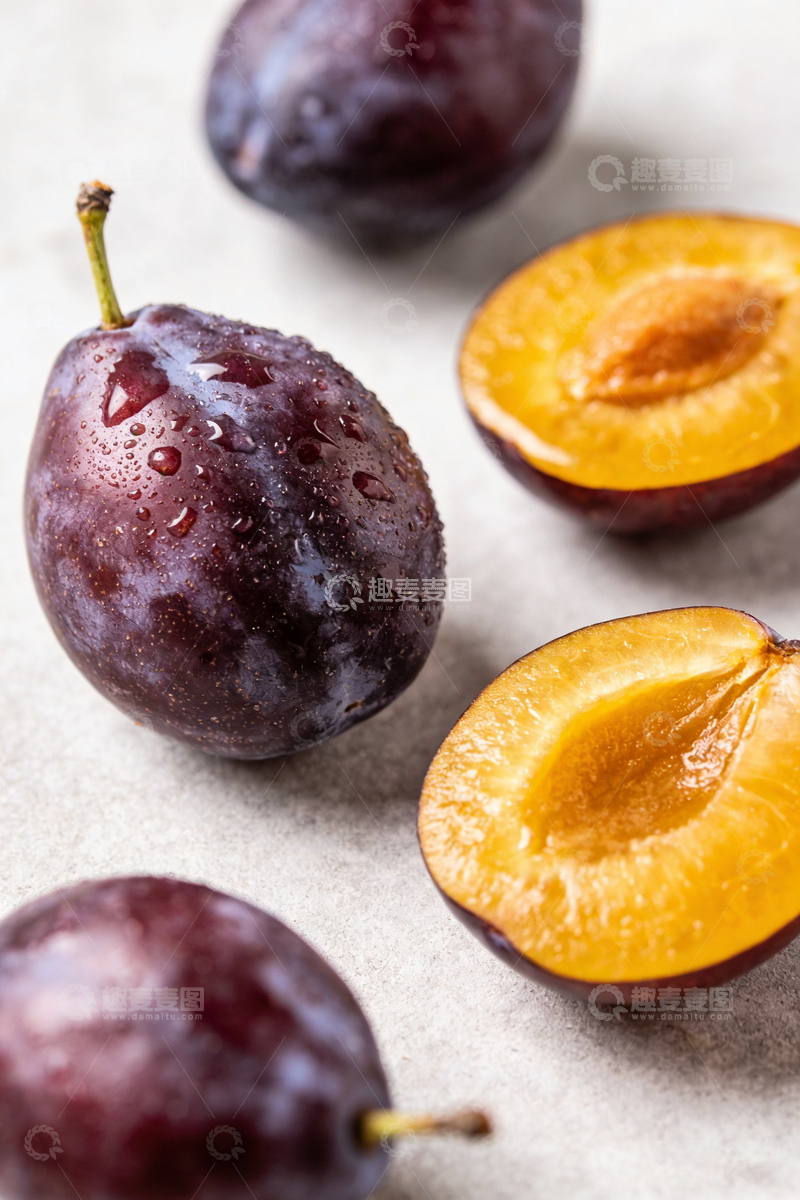 高清大图下载【趣麦麦图】新鲜西梅特写摄影