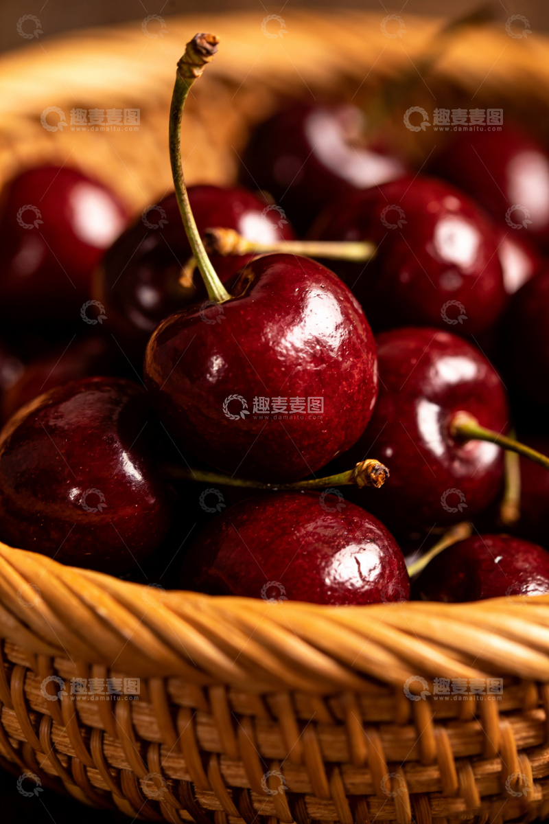 高清大图下载【趣麦麦图】篮子装满新鲜樱桃