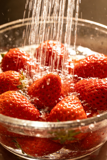 玻璃碗草莓冲洗特写摄影