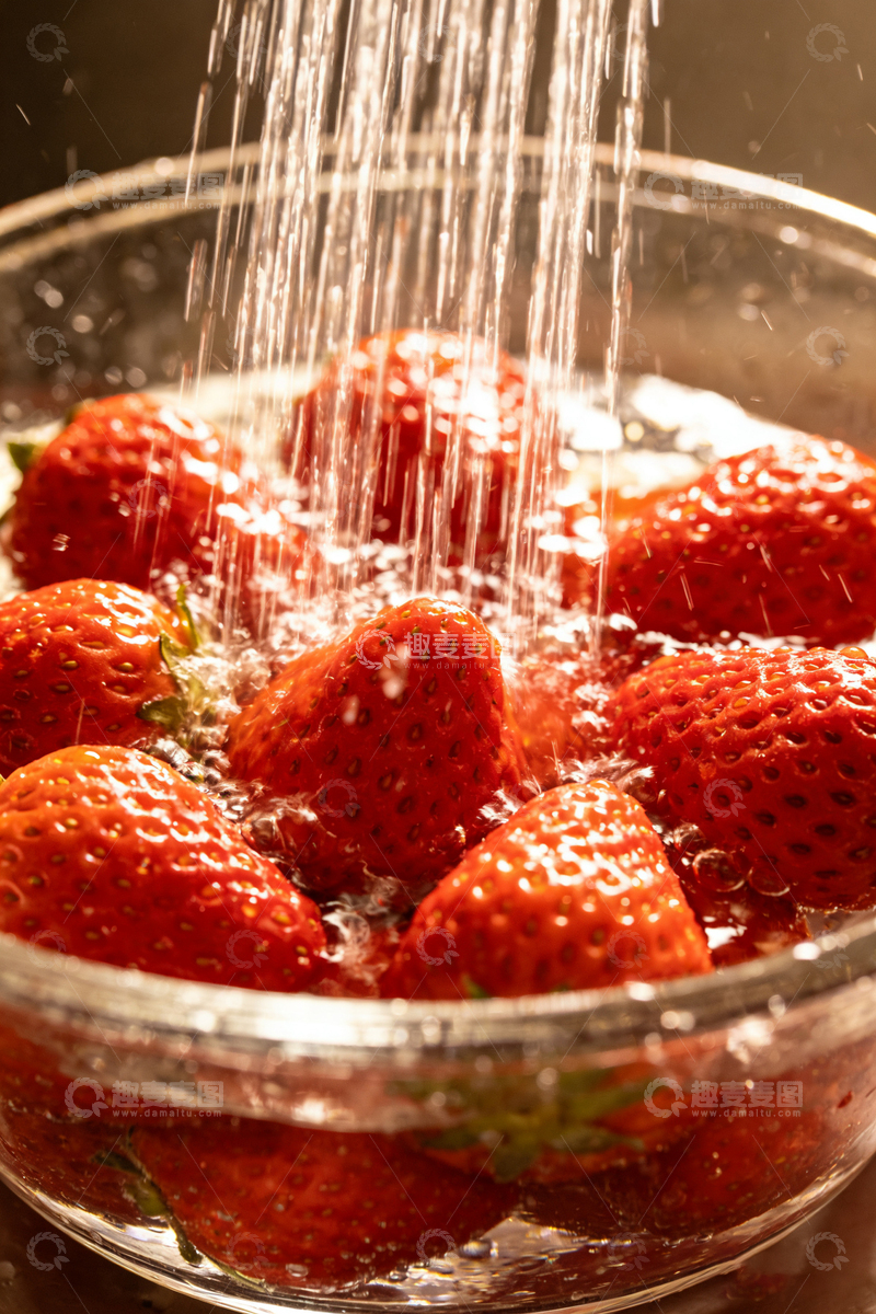 高清大图下载【趣麦麦图】玻璃碗草莓冲洗特写摄影