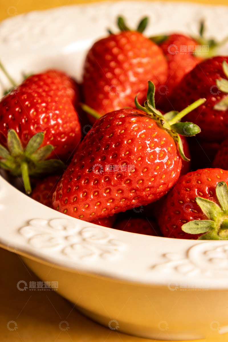 高清大图下载【趣麦麦图】新鲜草莓盛放陶瓷碗美食摄影