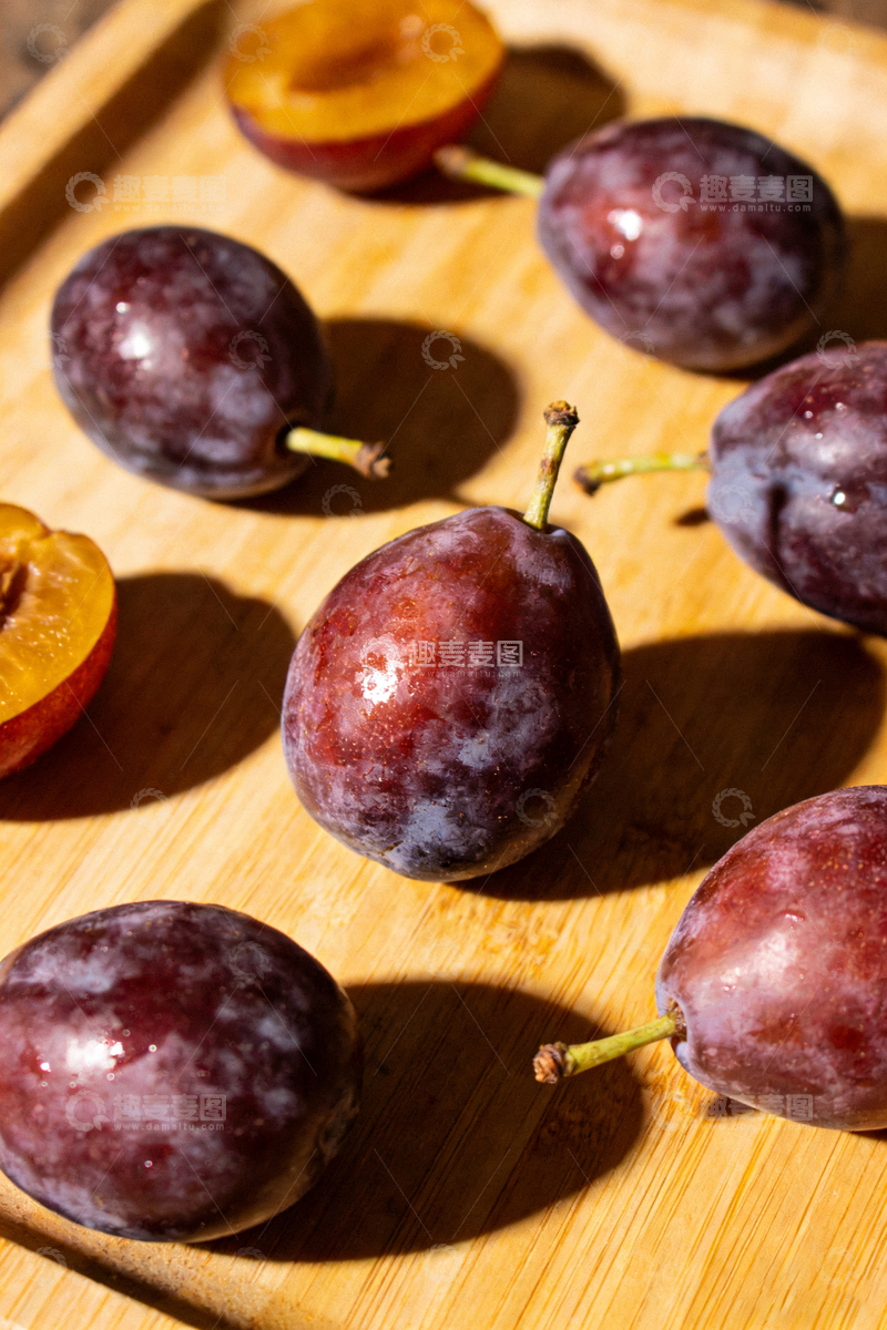 高清大图下载【趣麦麦图】新鲜西梅木托盘摆放