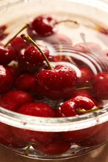 玻璃碗中樱桃特写