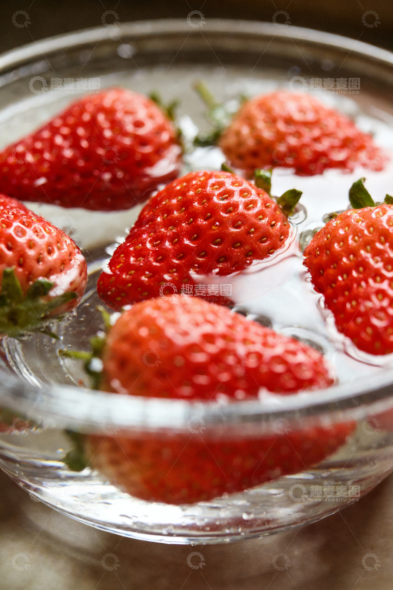 高清大图下载【趣麦麦图】清新草莓玻璃碗美食摄影