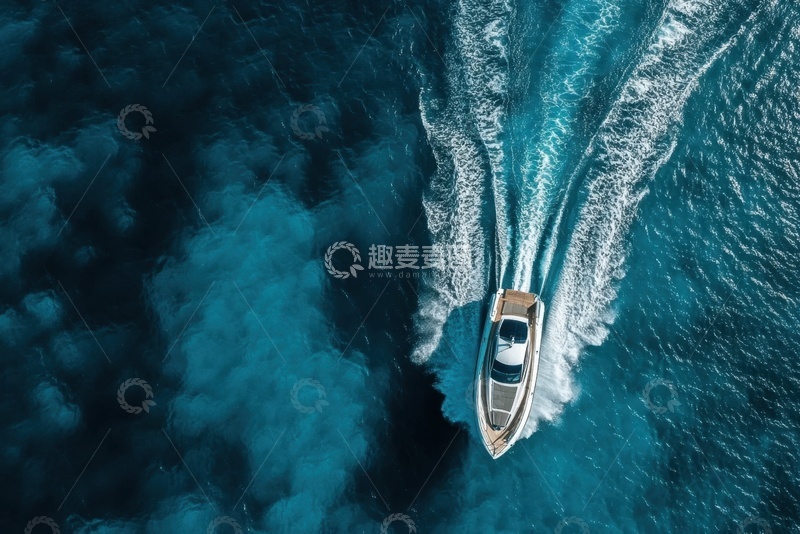 高清大图下载【趣麦麦图】大海上行驶的一艘快艇