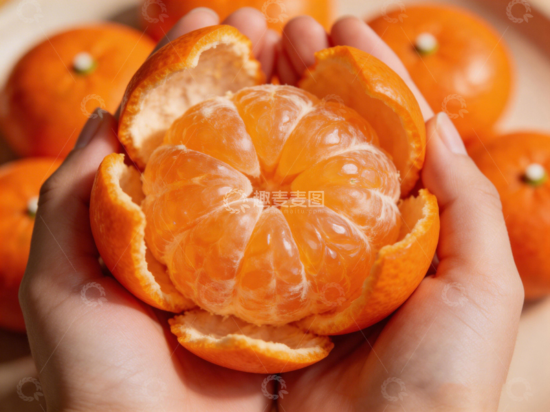 高清大图下载【趣麦麦图】手持橘子特写生活摄影