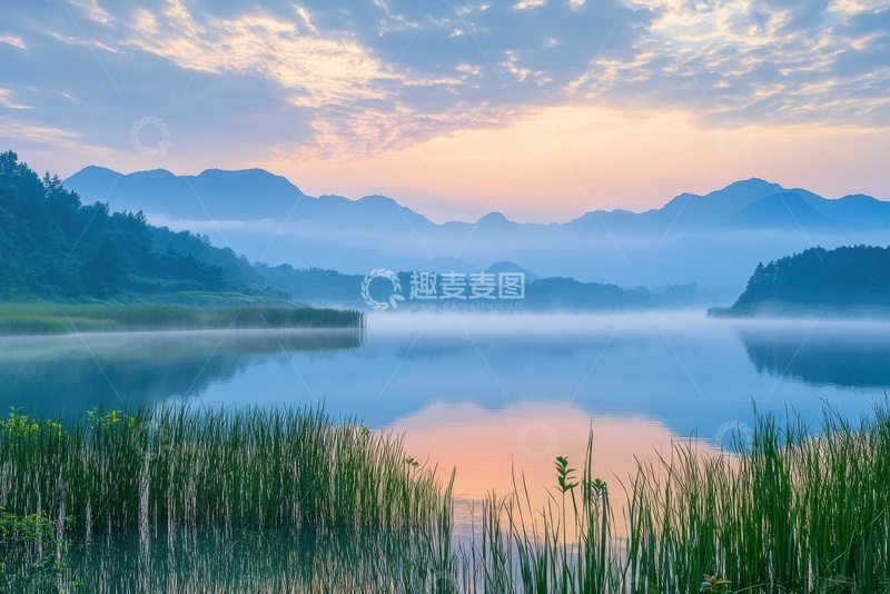 高清大图下载【趣麦麦图】湖泊远山绿草自然美景