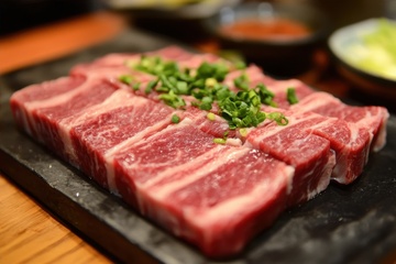 一盘雪花牛肉块